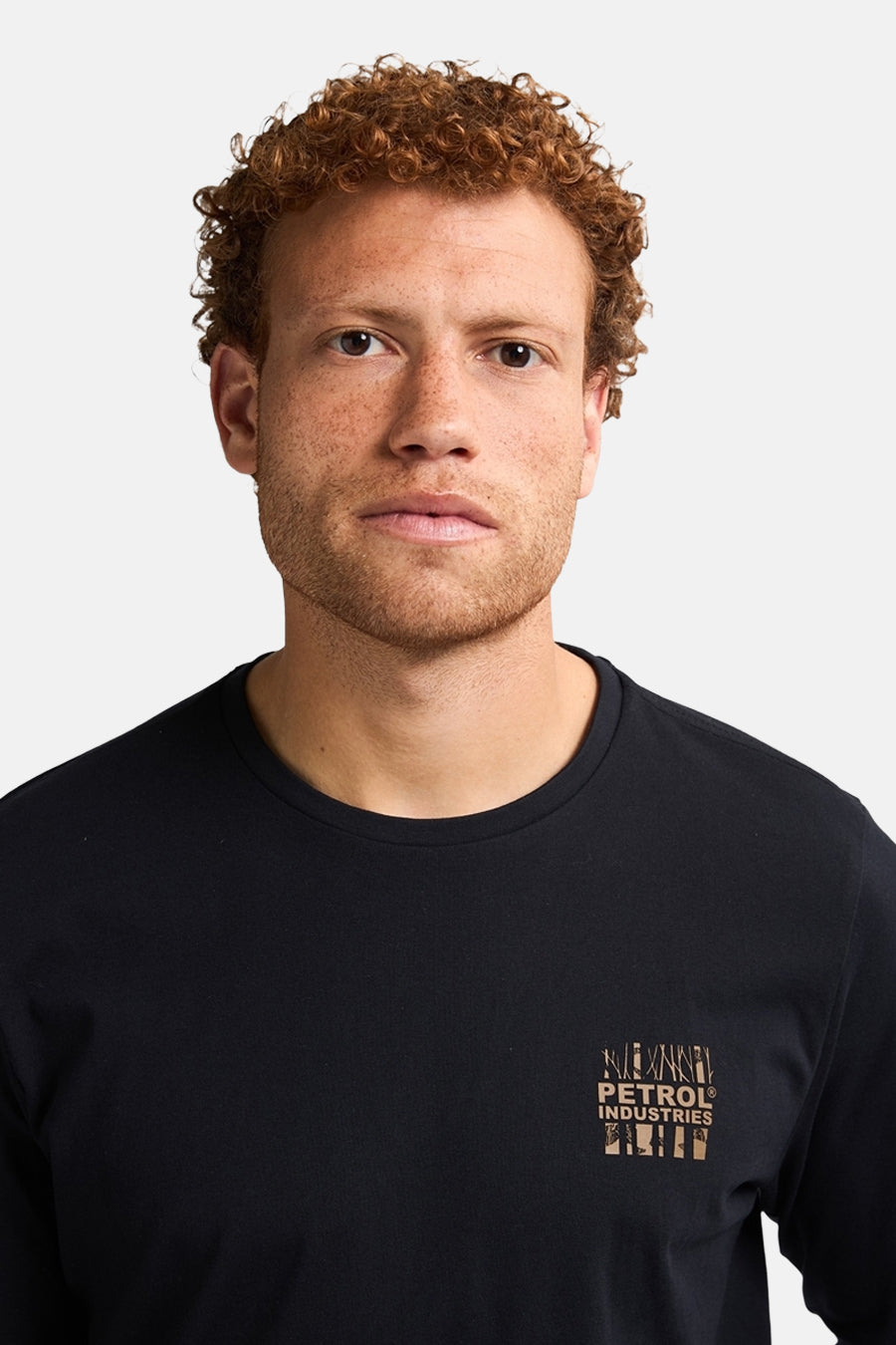 Zwart T-shirt met lange mouwen van Petrol Industries, met een subtiele grafische print op de borst.