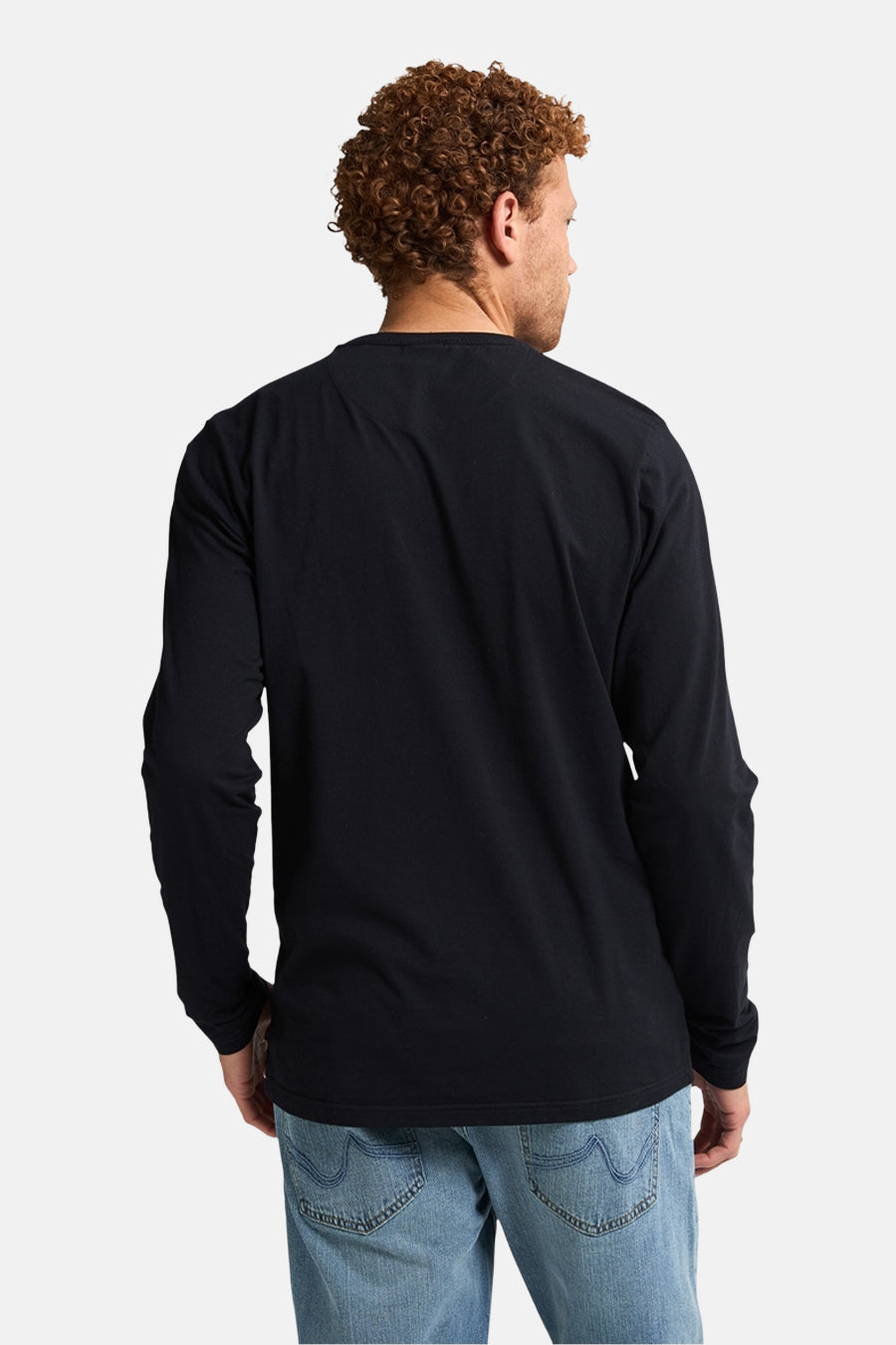 Zwart T-shirt met lange mouwen van Petrol Industries, achterkant, gedragen met een lichte spijkerbroek.