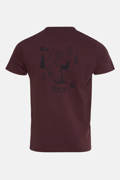 T-shirt bordeaux à manches courtes de Petrol Industries, avec motif graphique centré au dos.