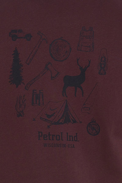 T-shirt bordeaux à manches courtes de Petrol Industries avec des motifs imprimés sur le thème du camping.
