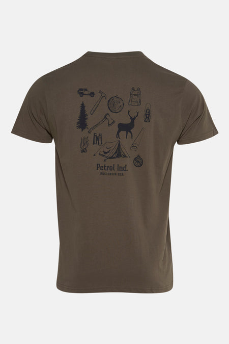 Groen T-shirt met korte mouwen van Petrol Industries, opdruk op de rug met kampeerthema.