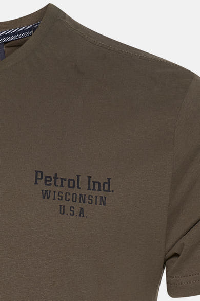 T-shirt à manches courtes vert de Petrol Industries, avec imprimé texte noir sur le devant.