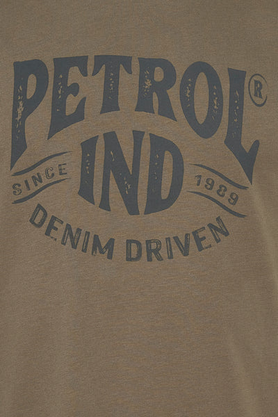 T-shirt à manches courtes vert de Petrol Industries®, avec un imprimé logo sur le devant.