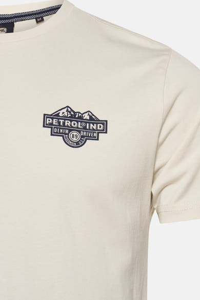 Ecru T-shirt met korte mouwen van Petrol Industries® met een berglogo op de borst.