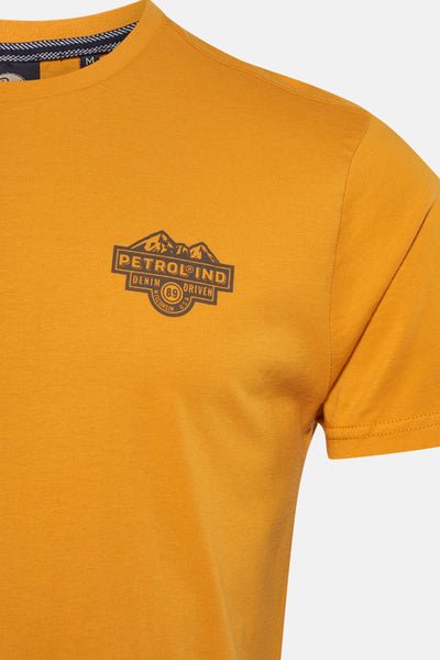 Gele T-shirt met korte mouwen van Petrol Industries®, met een logo op de borst gedrukt.