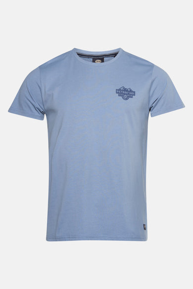 T-shirt bleu à manches courtes de Petrol Industries® avec motif imprimé sur la poitrine.