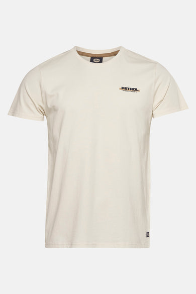 T-shirt à manches courtes écru de Petrol Industries, avec logo sur la poitrine et col rond marron.