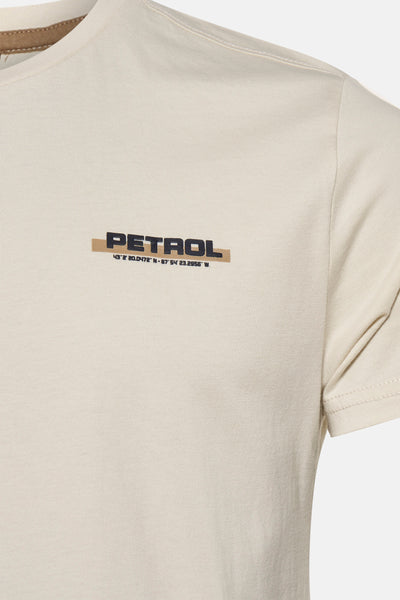 T-shirt écru à manches courtes de Petrol Industries, avec un imprimé texte décoratif sur la poitrine.