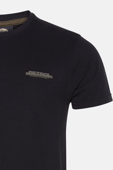 Zwart T-shirt met korte mouwen van Petrol Industries, met een subtiele tekstprint op de borst.