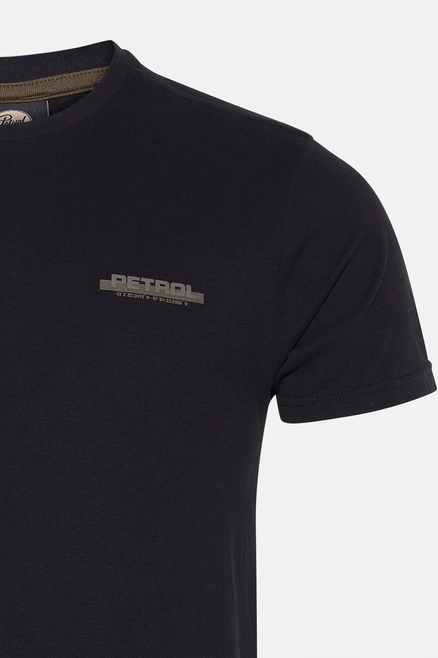 Zwart T-shirt met korte mouwen van Petrol Industries, met een subtiele tekstprint op de borst.