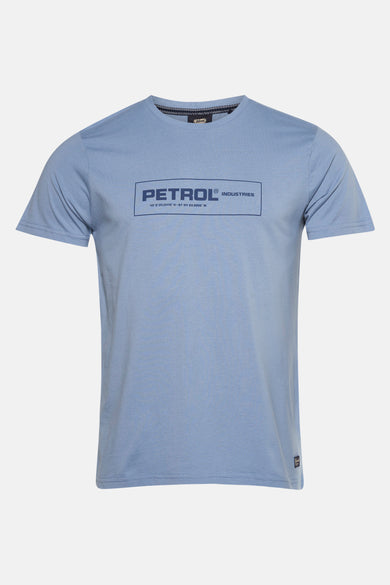 T-shirt bleu à manches courtes de Petrol Industries, avec imprimé graphique sur le devant.
