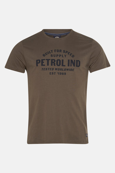 Kaki T-shirt met korte mouwen van Petrol Industries®, bedrukt met zwarte tekst op de voorkant.
