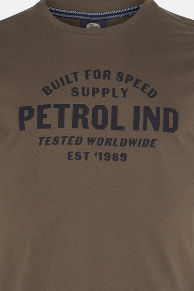 T-shirt kaki à manches courtes de Petrol Industries®, imprimé avec texte noir sur le devant.