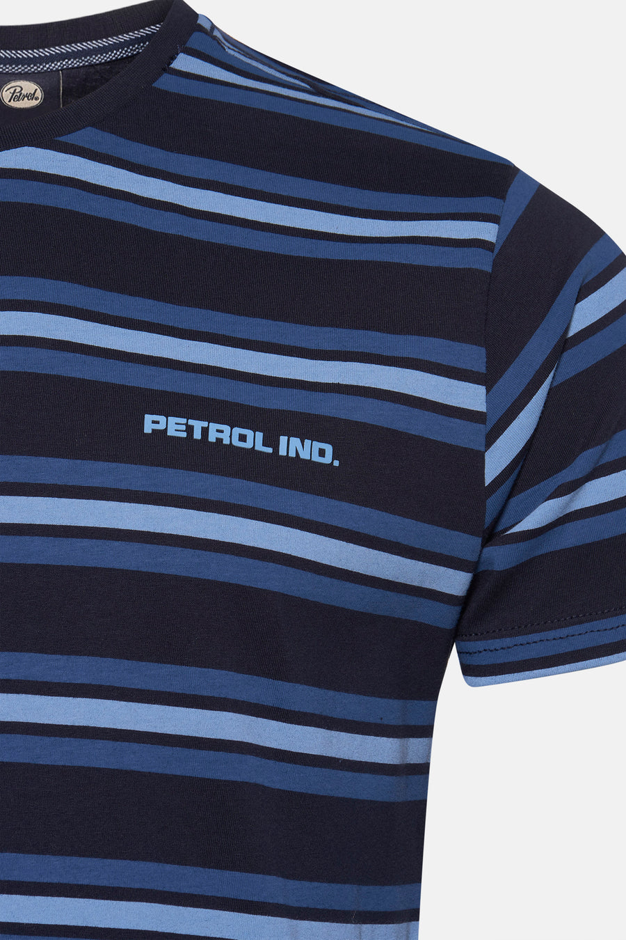Blauw T-shirt met korte mouwen van Petrol Industries, met horizontale strepen in verschillende blauwtinten en een bedrukt logo.