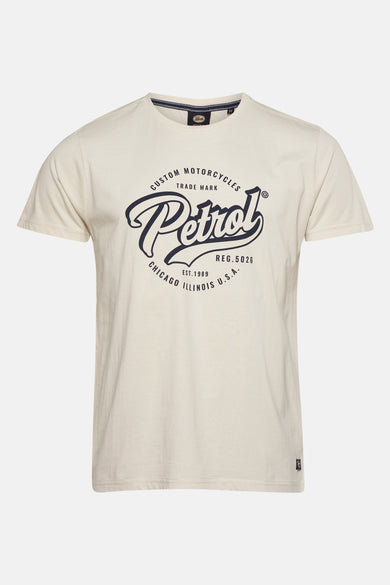 T-shirt beige à manches courtes de Petrol Industries, avec un grand logo imprimé sur le devant.