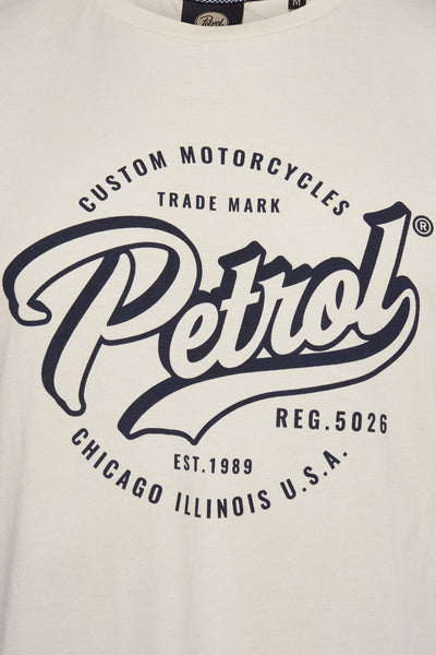 Beige T-shirt met korte mouwen van Petrol Industries® met een groot "Petrol" logo en "Custom Motorcycles" opschriften in het zwart.