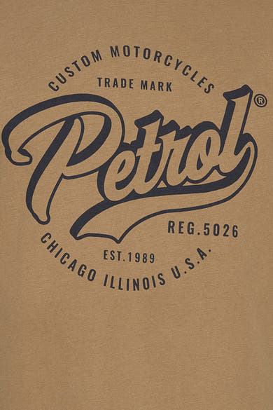 T-shirt beige à manches courtes de Petrol Industries, avec un imprimé motard vintage.