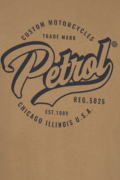T-shirt beige à manches courtes de Petrol Industries, avec un imprimé motard vintage.