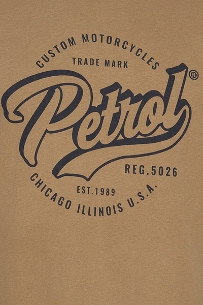T-shirt beige à manches courtes de Petrol Industries, avec un imprimé motard vintage.
