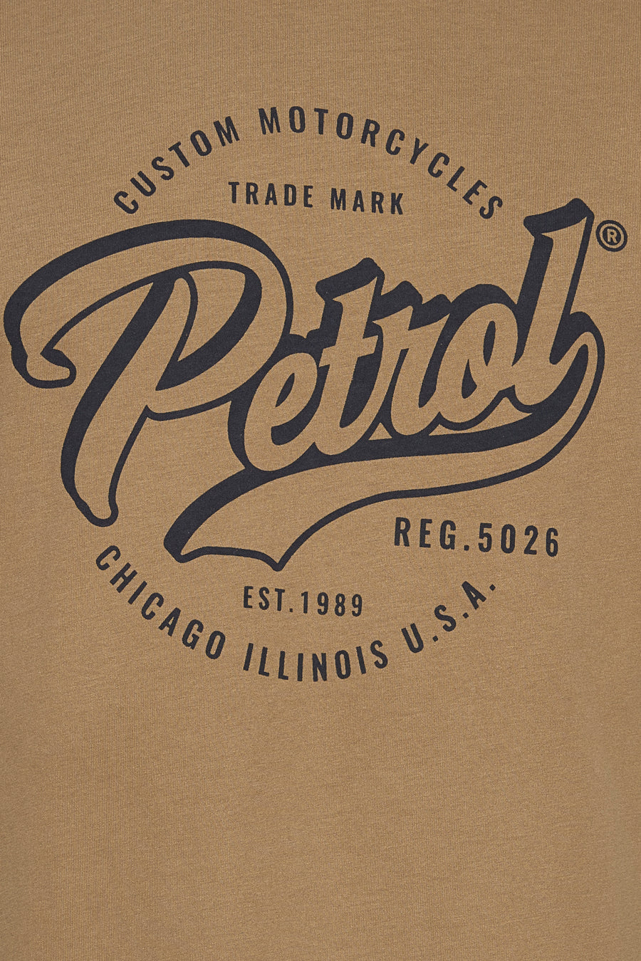 T-shirt beige à manches courtes de Petrol Industries, avec un imprimé motard vintage.
