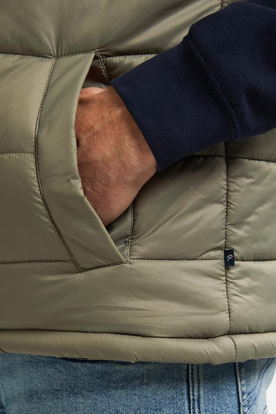 Veste sans manches kaki de Petrol Industries avec poche et un poignet bleu marine.