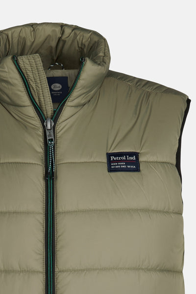Veste sans manches kaki de Petrol Industries, avec fermeture éclair apparente et logo de la marque.