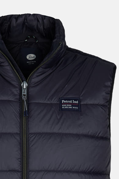Zwart mouwloos Petrol Industries gewatteerd en geritst vest met merklabel.