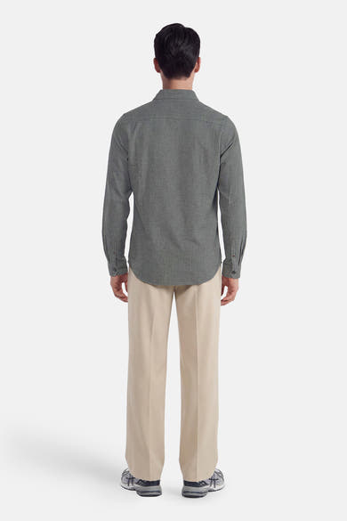 Green long-sleeve shirt with textured fabric, back view, worn with beige trousers and sneakers