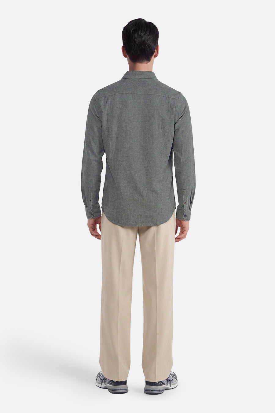 Green long-sleeve shirt with textured fabric, back view, worn with beige trousers and sneakers