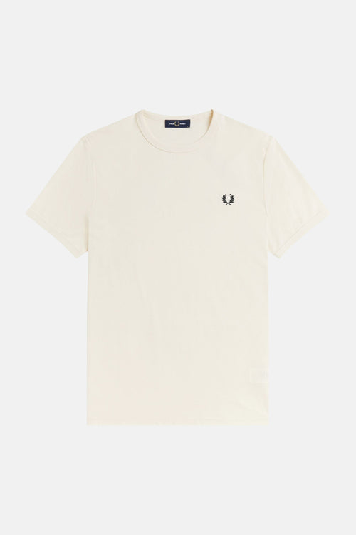 T-shirt écru à manches courtes de Fred Perry avec col rond et logo couronne de laurier brodé.