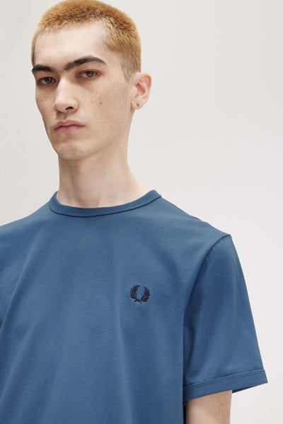 Blauwe korte mouw T-shirt van FRED PERRY met geborduurd logo op de borst