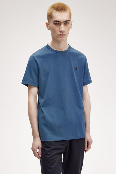 Blauwe korte mouw T-shirt van Fred Perry, met een logo op de borst.