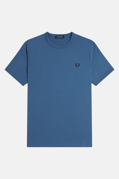 Blauwe korte mouw T-shirt van Fred Perry met geborduurd logo op de borst.