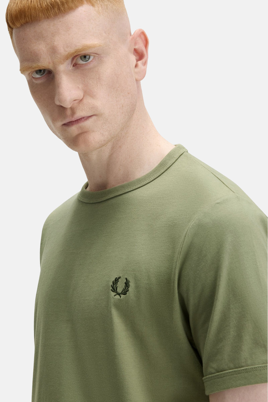 T-shirt olive à manches courtes de FRED PERRY, avec logo brodé sur la poitrine.
