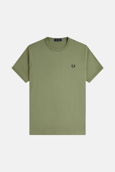Olijfgroen T-shirt met korte mouwen van Fred Perry, met geborduurd logo op de borst, platliggend.