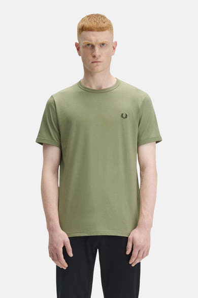 T-shirt à manches courtes olive de Fred Perry, avec logo discret sur la poitrine.
