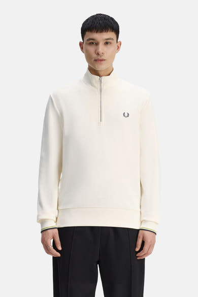 Sweat col roulé écru de Fred Perry, avec fermeture éclair et logo sur la poitrine.