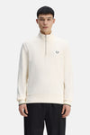Sweat col roulé écru de Fred Perry, avec fermeture éclair et logo sur la poitrine.