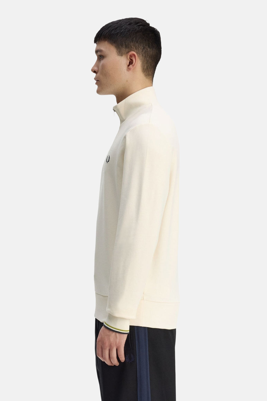 Sweat à col roulé écru de Fred Perry, avec logo brodé et finitions côtelées aux poignets.