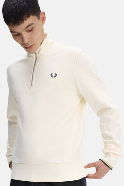 Sweat à col zippé écru de FRED PERRY, orné du logo laurier sur la poitrine et des bordures rayées aux poignets.