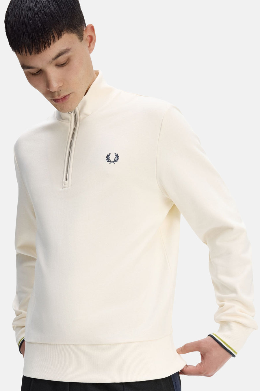 Sweat à col zippé écru de FRED PERRY, orné du logo laurier sur la poitrine et des bordures rayées aux poignets.