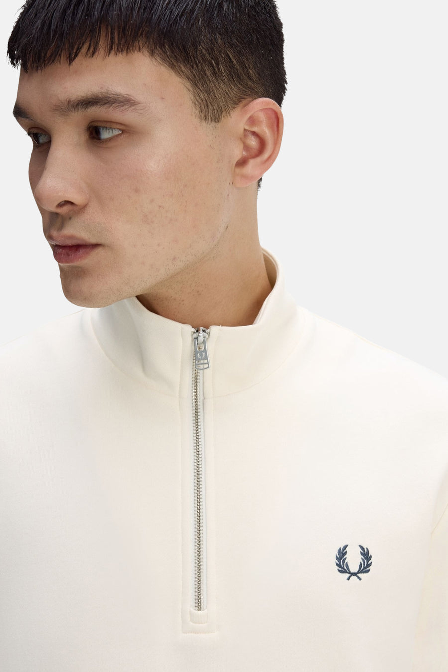 Sweat col roulé écru de Fred Perry, avec fermeture éclair argentée et logo brodé.