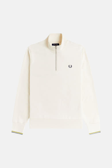 Sweat col roulé écru de FRED PERRY avec fermeture éclair partielle et poignets rayés.
