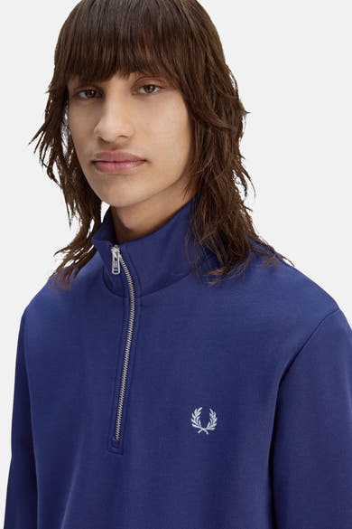 Blauwe sweatstof met opstaande kraag van FRED PERRY met een ritssluiting en geborduurd logo.