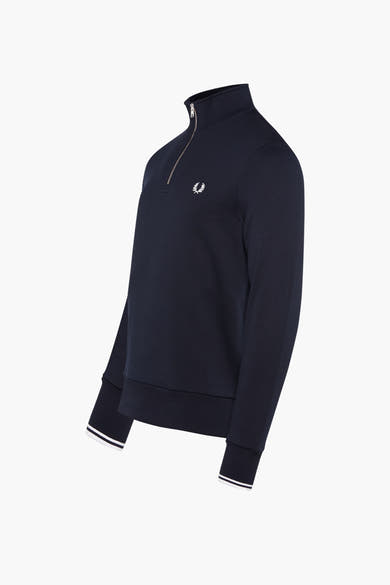 Blauwe Fred Perry sweater met opstaande kraag, ritssluiting en geborduurd logo.