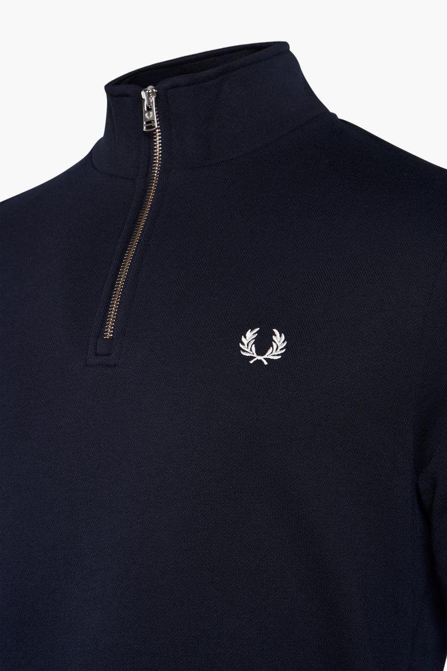 Blauwe sweatstof met opstaande kraag van FRED PERRY met gouden ritssluiting en geborduurd logo.
