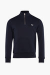 Blauwe sweater met opstaande kraag van Fred Perry, met zilveren ritssluiting en geborduurd logo op de borst.