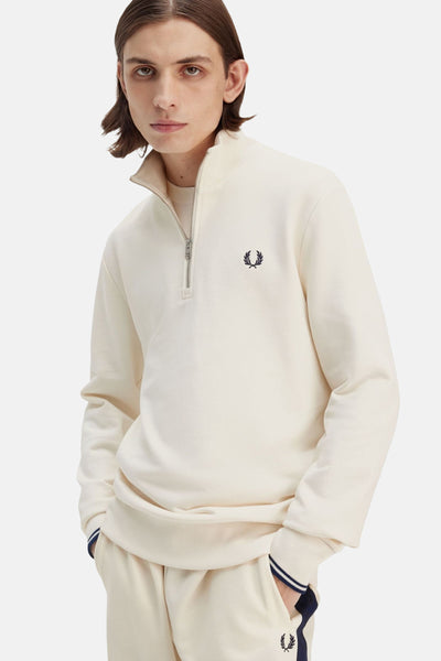 Ecru sweat met opstaande kraag van Fred Perry, met ritssluiting en geborduurd logo.
