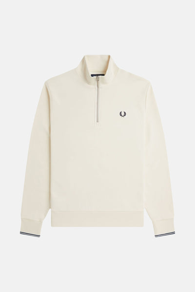 Ecru sweat met opstaande kraag van Fred Perry, met ritssluiting en geborduurd logo op de borst.