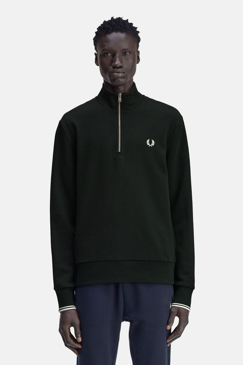Groene Fred Perry sweater met opstaande kraag, zilverkleurige ritssluiting en geborduurd logo.